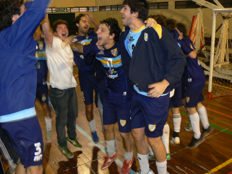 El festejo de los jugadores de Regata, nuevamente jugará el torneo representando a Rosario