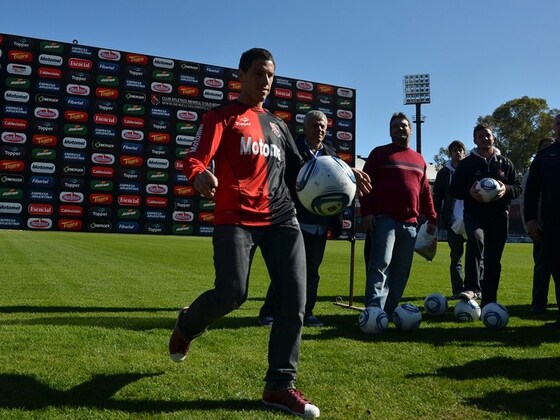 Las pelotas autografiadas para los hinchas|| foto: newellsoldboys.com.ar