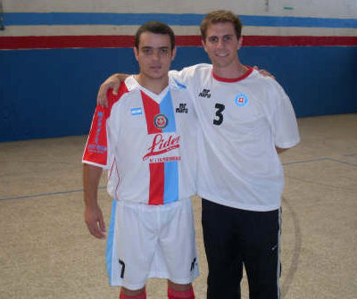 Con la casaca de su gran amor, Tiro Suizo, y acompañado por Sebastián Polo.