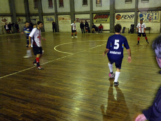La pelota siempre por el piso, Regatas quiso jugar pero chocó contra un Newell´s preciso