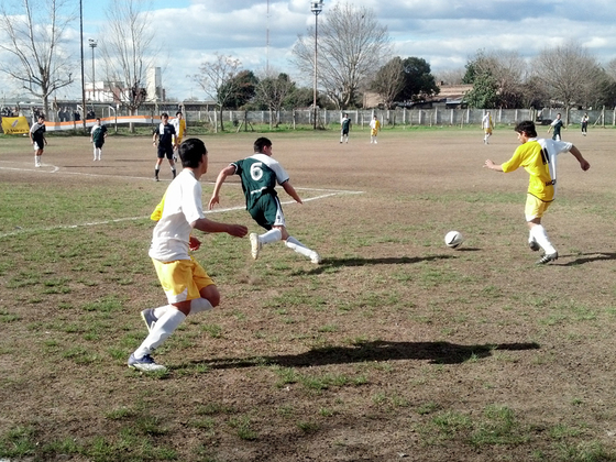 En cancha de Mercadito, Pablo VI dio un paso firme en la pelea por el t&iacute;tulo