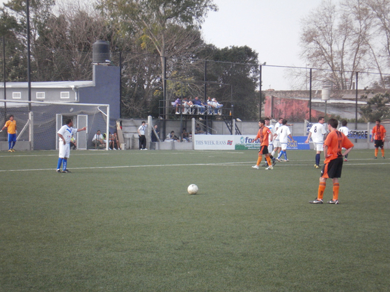 La pelota parada fue una de las armas con las que el local logró hacer la diferencia
