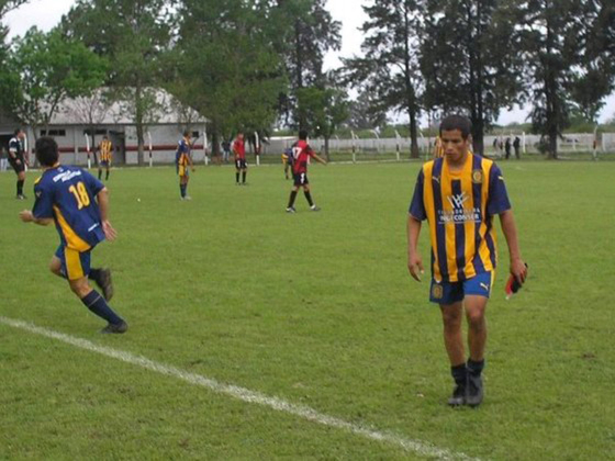 Su paso por  Rosario Central lo consagró como un temido goleador de la liga Rosarina