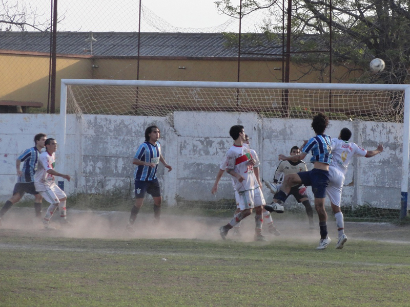 El equipo de Gálvez ganó bien un entretenido partido