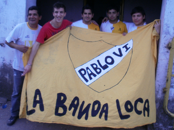 Jugadores e hinchas intentaban distenderse mientras esperaban