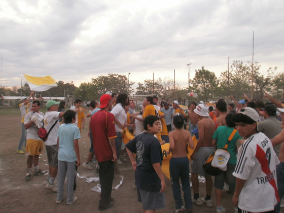 La alegría se trasladó a la cancha donde siguieron los cantitos