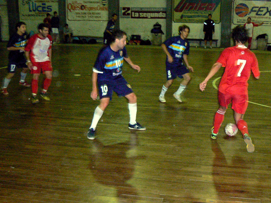 En el inicio del complemento, el Rojo le sacó la pelota a Regatas pero no logró hacer valer la posesión