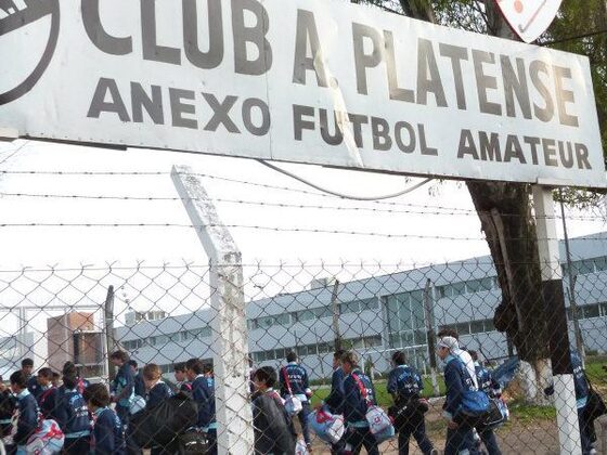 Los chicos de Tiro Suizo entrando a Platense. Foto: Fútbol con estilo.