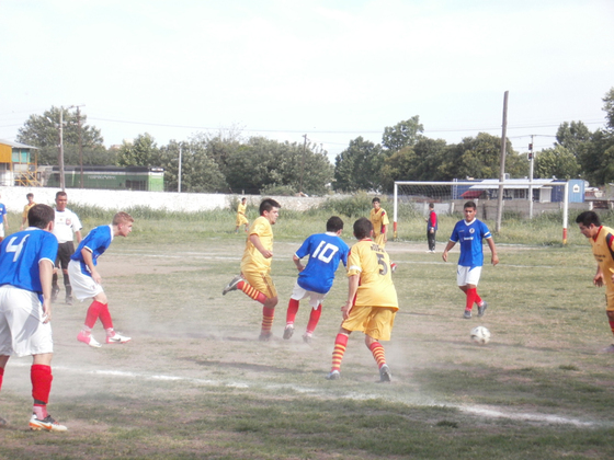 Defensores Unidos lo ganó sobre el final y sumó sus primeros tres puntos