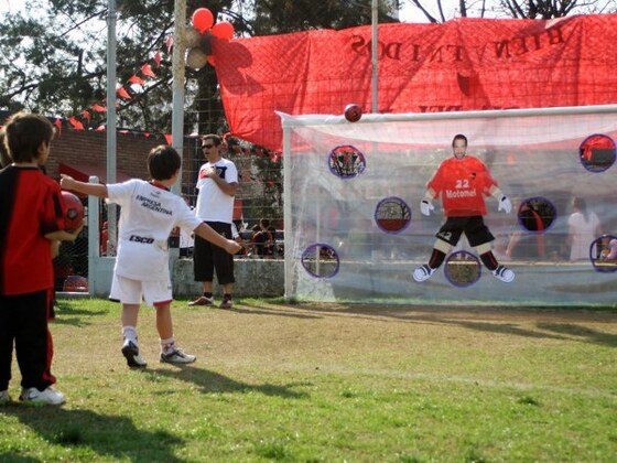 Diversión a full. Nada fácil parece embocar el balón en los agujeros que tiene esa lona.