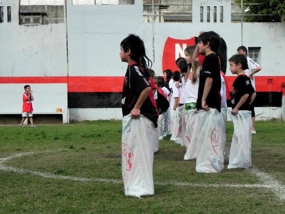 Otra de las atracciones del día del niño. La carrera de embolsados hizo furor.