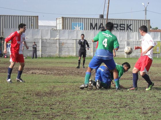 Las lluvias perjudicaron al campo de juego y eso complico el desenlace por momentos