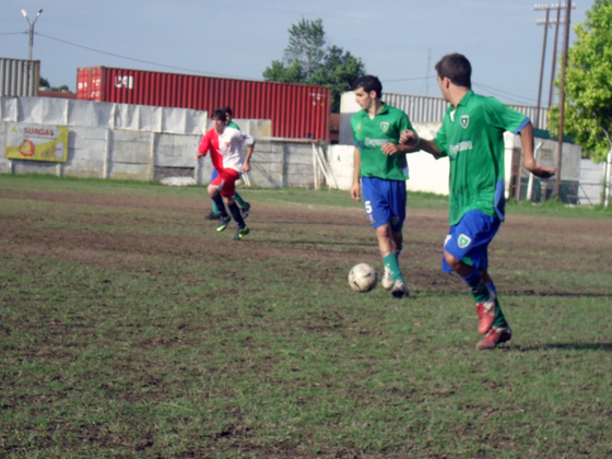 Otra de las instantáneas con los de verde dominando el balón