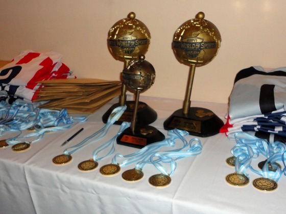 Las medallas y casacas recibidas por los jugadores, junto a los trofeos ganados en buena ley.