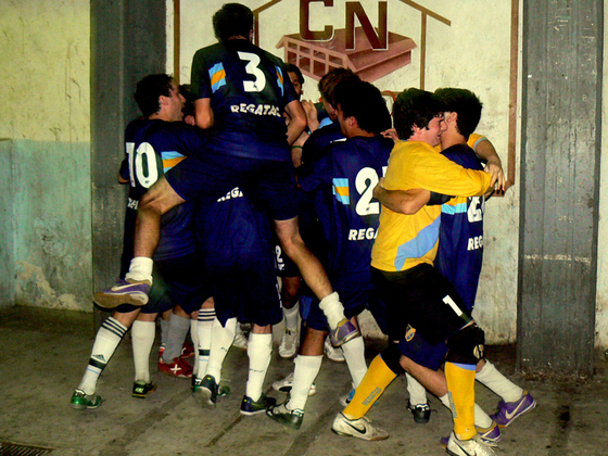 Desde los penales, Regatas se impuso y festejó