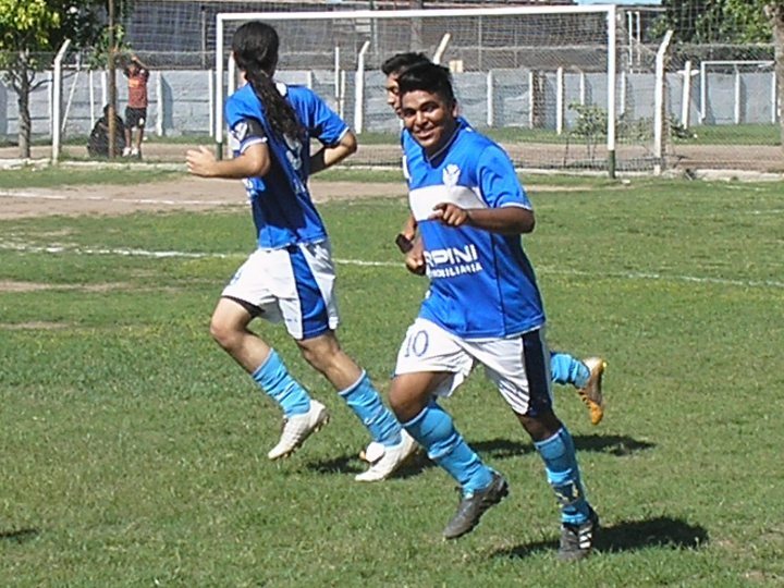 Bianchiman, encargado de reemplazar al suspendido Oscar Mora, festeja el primer gol.