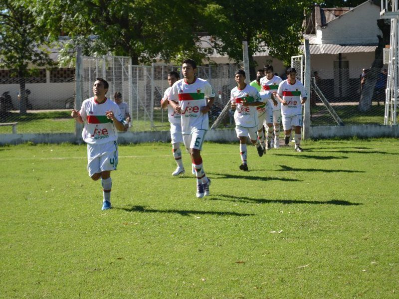 Coronel Aguirre venció a Mitre en Pérez y sueña con ganar el Ivancich. Foto: Fútbol con Estilo.