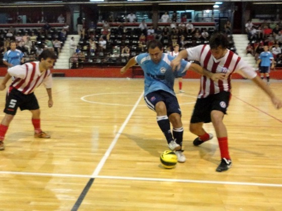Un jugador de Santa Fe intenta pisar el bal&oacute;n entre Tavella y Testoni.