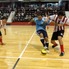 Un jugador de Santa Fe intenta pisar el balón entre Tavella y Testoni.
