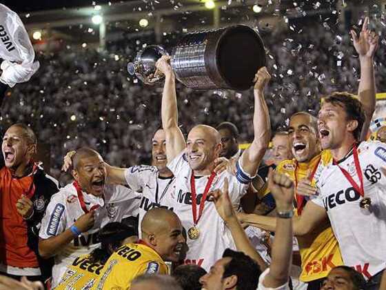 El Corinthians de Brasil fue el último equipo que tuvo el privilegio de alzar la Copa.