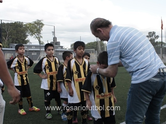 Aldo Pedro Poy entrega las medallas a cada uno de los chicos