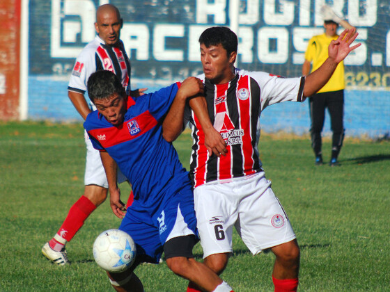 Víctor Delgado intenta quitarle el balón a Alejandro Vélez. Foto: Gentileza Juan José García.