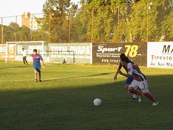Oyola maneja los hilos de Adeo en ataque. Fue traído desde Defensores de Villa Ramallo (Argentino A).
