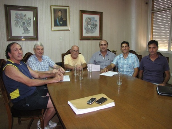 La reunión entre la Comisión Directiva de Provincial, Falaschi, Celebroni y Daniel Jozami. Foto: www.caprosario.com.ar.