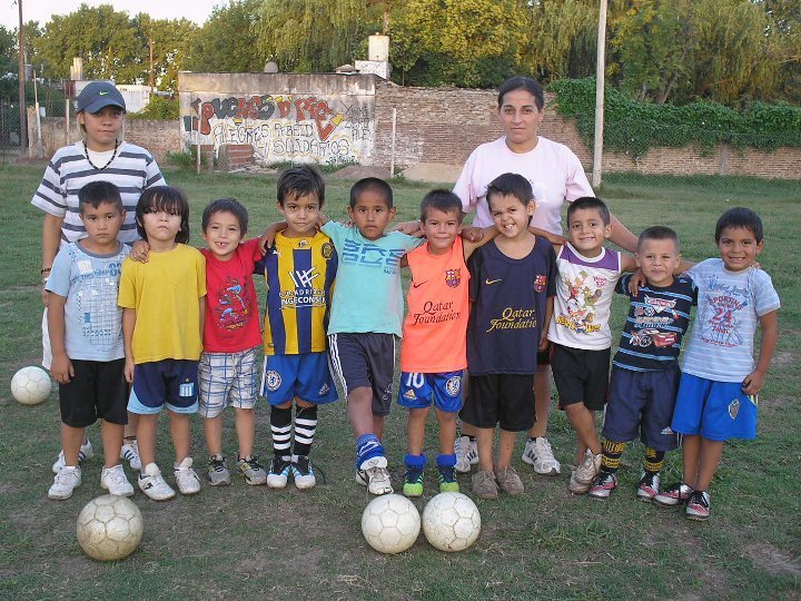 Los chicos de las categorías 2006 y 2007, junto a sus técnicas, Lorena y Claudia.