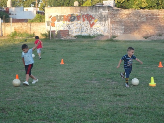 Está claro que no sólo aprenden a jugar al fútbol, también forjan lazos de amistad con sus compañeros.