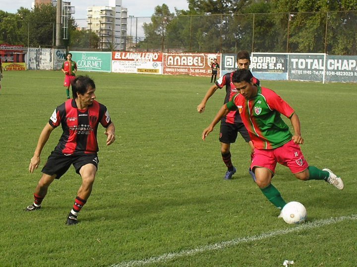 Romero la juega por la raya, pese a la marca de Falcón. El 4 de Cremería no anduvo bien.