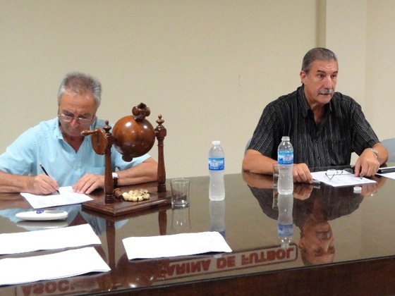 Mario Giammaría y Mario D'Ascanio, Presidente y Secretario de la ARF, haciendo el sorteo.