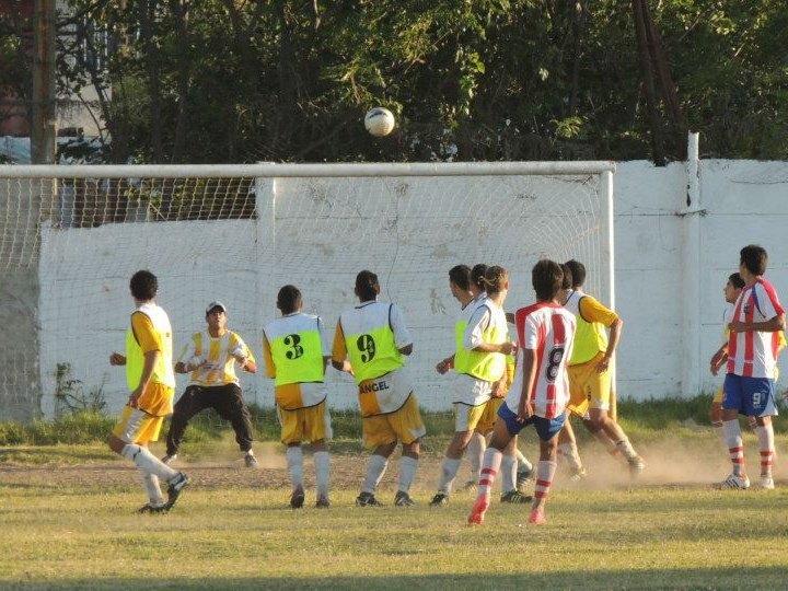 El gol de Jorge Griffa, de tiro libre, visto desde el otro arco. Foto: Bruno Cerino.