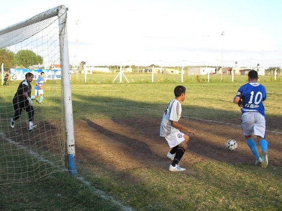 Oscar Mora se apresta a convertir el sexto gol. Recibi&oacute; cerca de la raya y pas&oacute; al defensor.