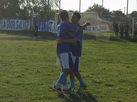 Maximiliano Ojeda festeja su segundo gol, el quinto de Villa Gobernador Gálvez.