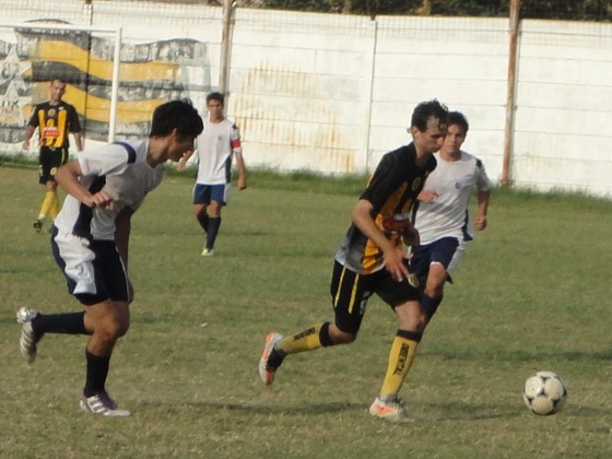 El autor del primer gol, Franco Miño, escapa a la marca de Nicolás Revilla.