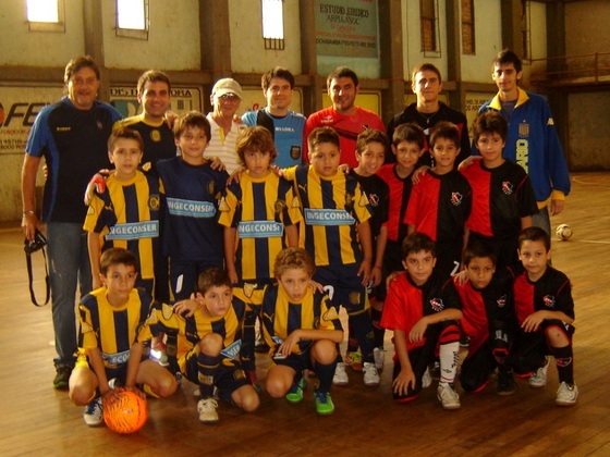 Los planteles de la Octava, de uno y otro equipo, posaron juntos para la foto.