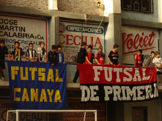 Hubo camaradería y respeto en todo momento. Como debe ser. Hasta juntaron banderas.