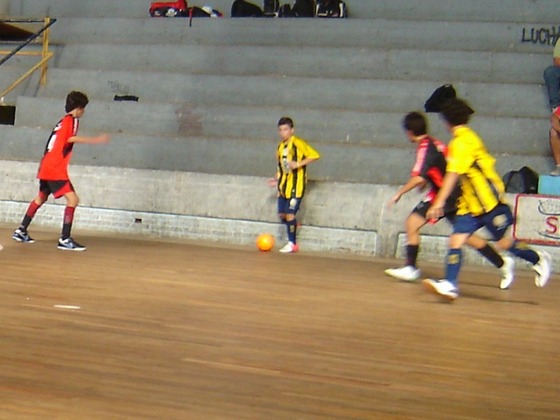 Una escena de uno de los partidos que abrió la jornada y que quedó en manos de Central.