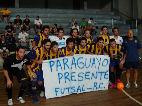 El plantel de Primera canalla, apoyando a uno de sus jugadores mediante una bandera.