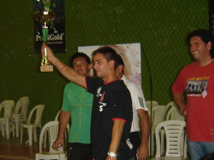 El Técnico de Barracas Central recibiendo la Copa