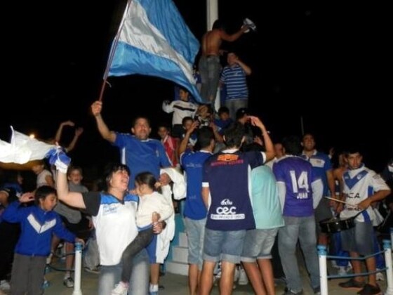 Festejos post-victoria ante Peñarol. Hubo caravana por el pueblo.