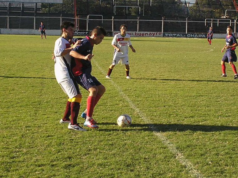 Ratari defiende el balón de la presión de Comisso. Fue un lindo e intenso partido.