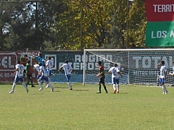 Detrás del puño estirado de Borgetto, se ve el balón cabeceado por Casas dirigiéndose a la red.