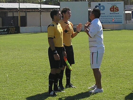 El "Beto" Valiente charlando con Juan Carlos Del Fueyo, una vez finalizado el encuentro.