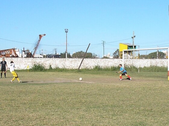 Daniel Gálvez ya le pegó en el penal. Su remate se estrellará en la base del palo.
