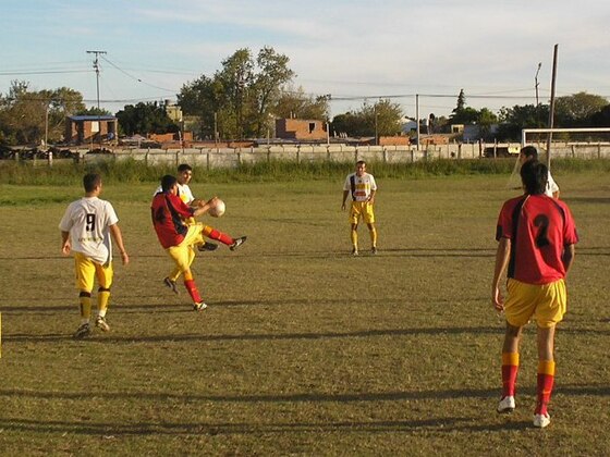 Lucas Aguirre mete un sombrero. El juvenil entró con el pie derecho y hasta hizo un gol.