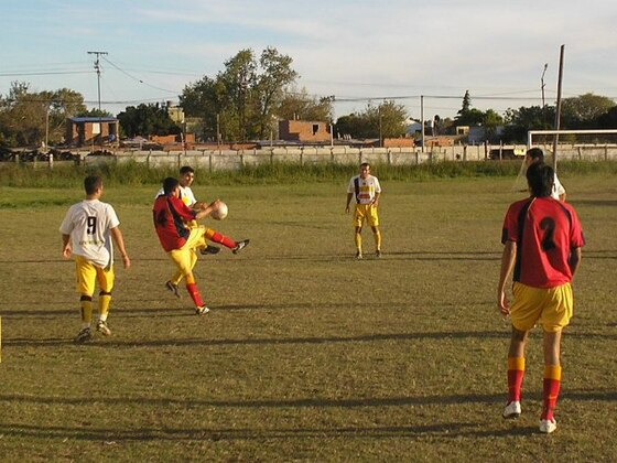 Lucas Aguirre mete un sombrero. El juvenil entró con el pie derecho y hasta hizo un gol.