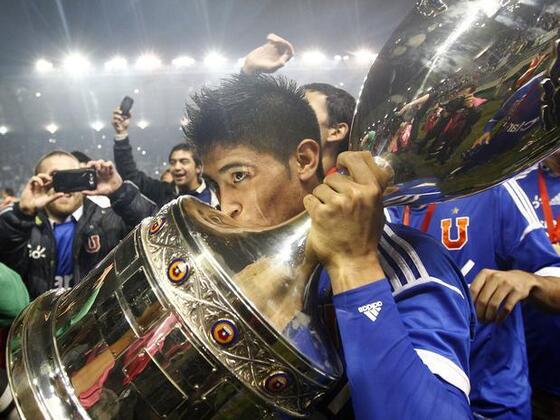 Nacho besando la Copa Chile. Trofeo que quedó en manos de la U por su agónico gol.