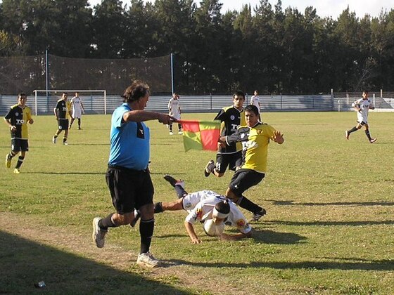Falta sobre Brian Martínez que el asistente Pedro Viola cobra, levantando su banderín.